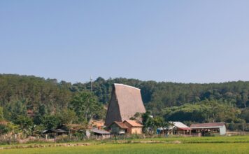 ควรเลือก กระเบื้องยาง หรือ กระเบื้องเซรามิก ต่างกันอย่างไร?